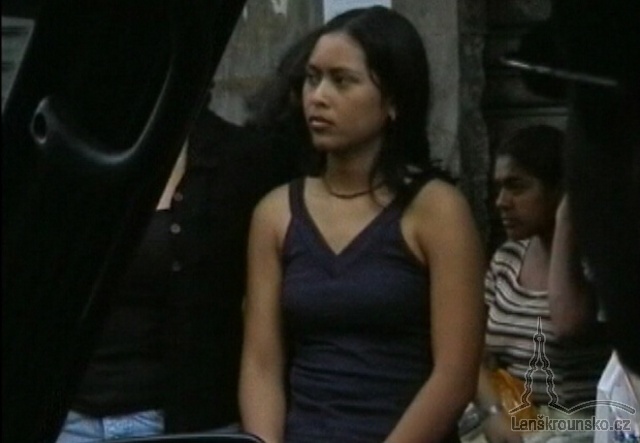 19_LIDE_Divka ceka na autobus.jpg